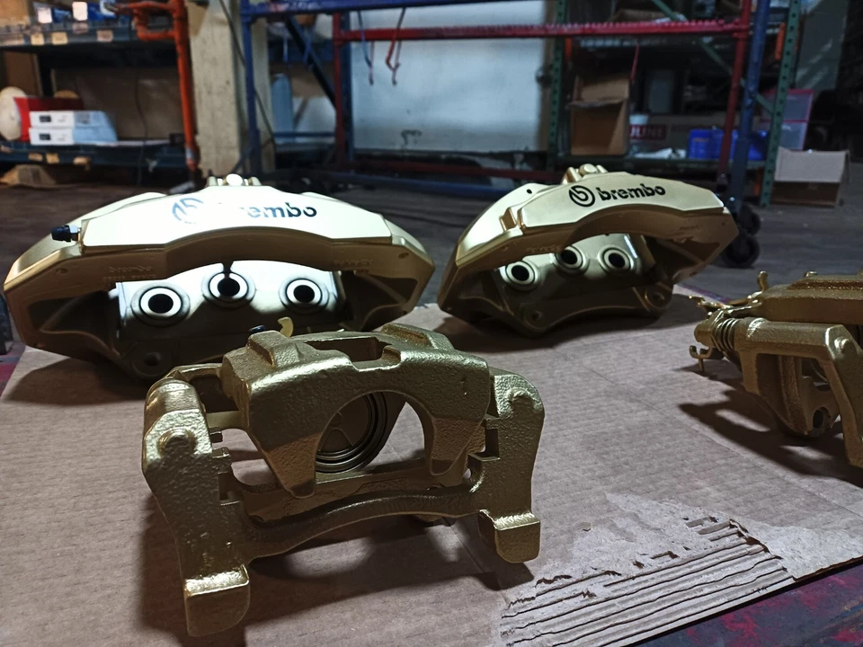 Pinzas de freno Brembo recubiertas de polvo dorado F&R para Ford Mustang GT 2015-2023 Foto 3 de 4