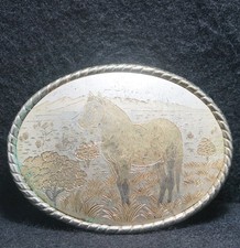 WI07104 VINTAGE 1970s HORSE IN FIELD ANIMAL ARTWORK MEN SILVERTONE BELT BUCKLE