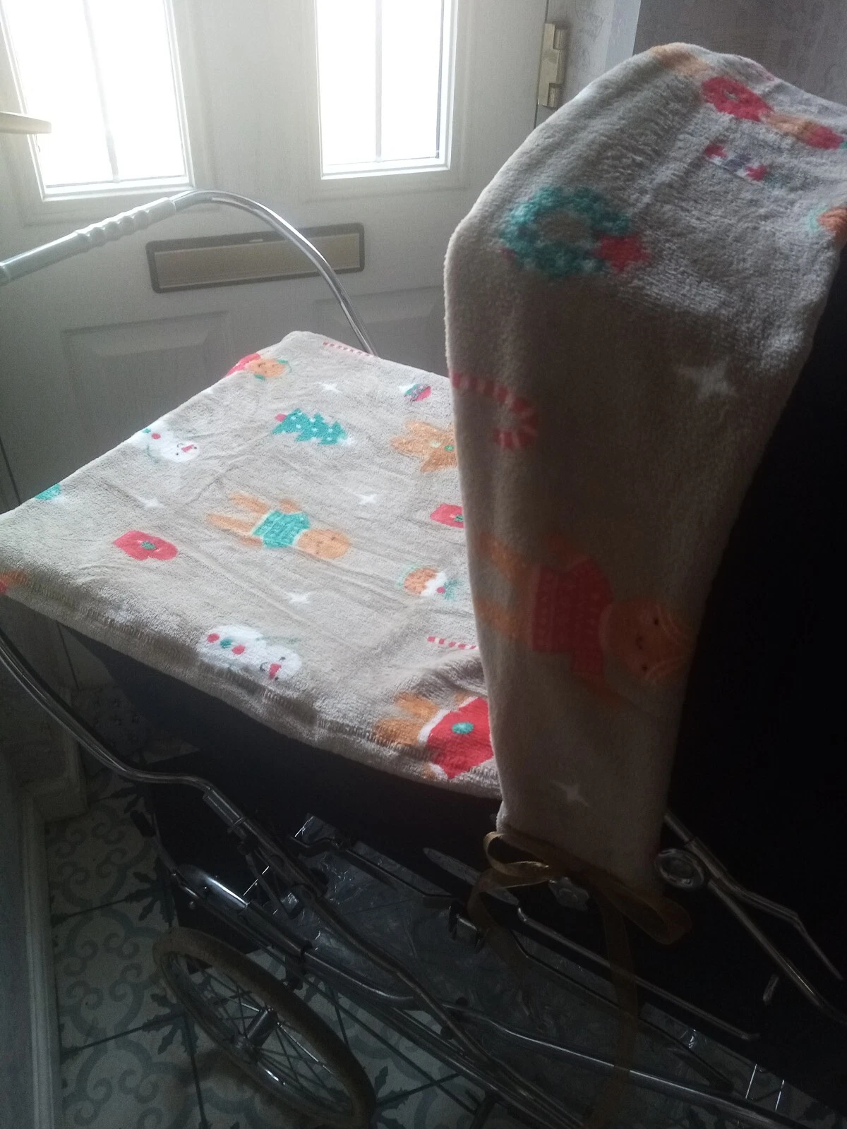 Cappuccio Coach costruito Pram pelliccia e coperta abbinati pan di zenzero uomo tema natalizio