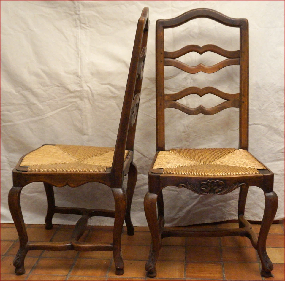 Juego de 4 sillas de comedor provinciales Luis XV talladas en nogal asiento Rush finales del siglo XIX Foto 3 de 4