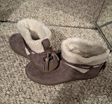 koolaburra by ugg women's boots- color purple, fur on the inside