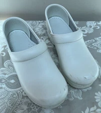 Dansko Womens Clogs Size 6.5-7 White Professional Leather   Size 37  US Nursing