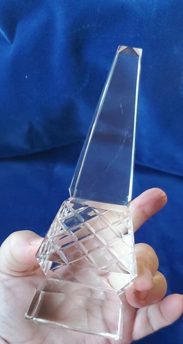 Hochgeschnittener Kristall Obelisk Pyramide 9 Zoll geätztes facettiertes Glas Briefbeschwerer unsigniert - Bild 7 von 10