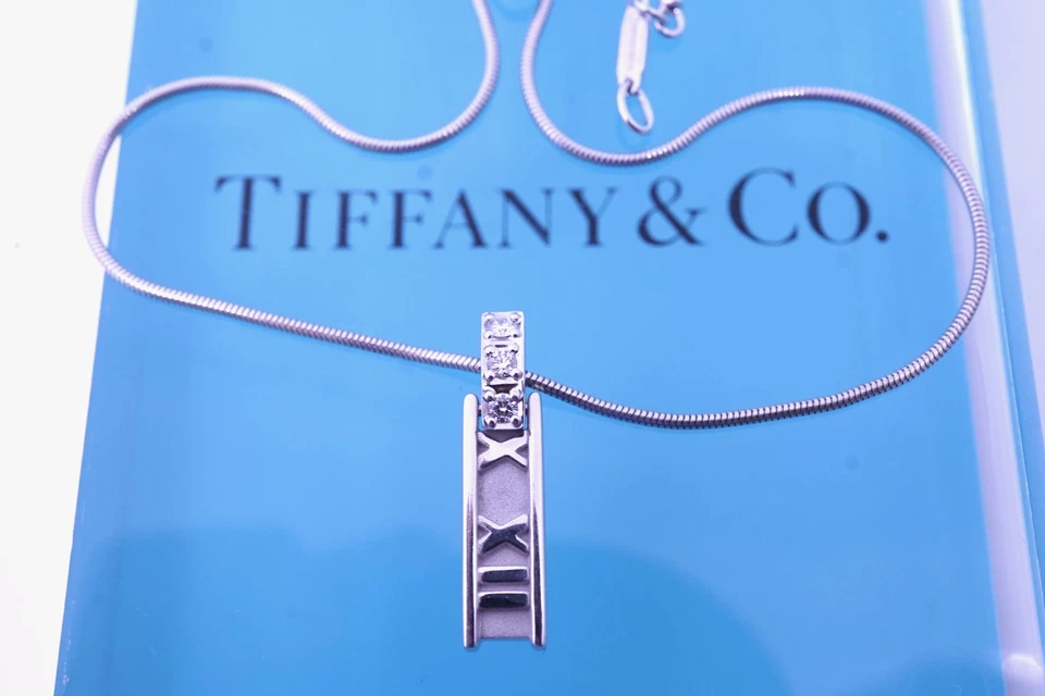 Collar colgante Tiffany & Co oro blanco 18k Atlas tres diamantes cadena serpiente Foto 3 de 4