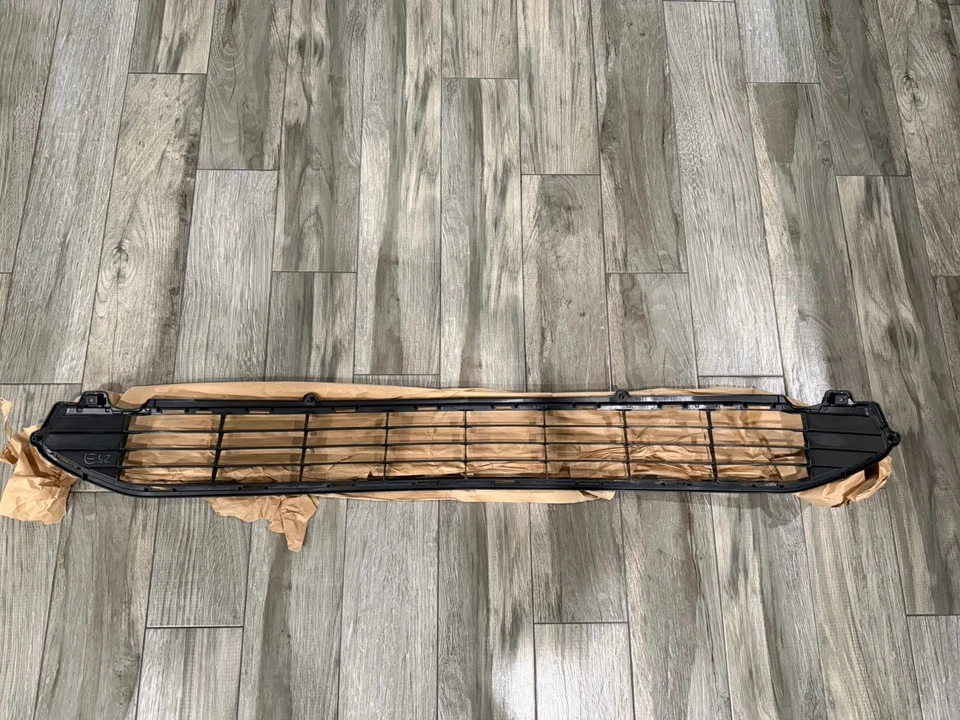 Toyota Crown Signia 2025 parrilla inferior nuevo OEM 5311330550 Foto 2 de 4