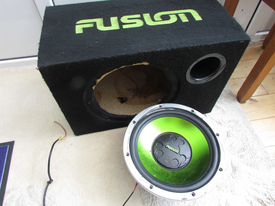 Fusion EN-AB1120 car speaker 360W in carpet box - Image 2 of 4