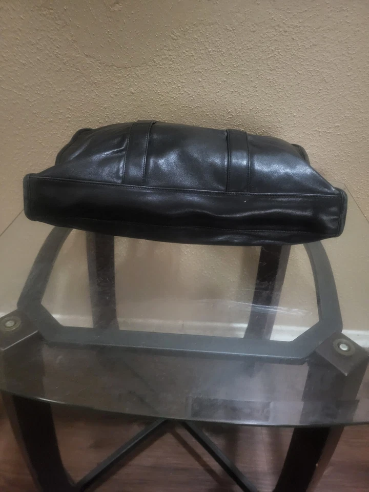 Bolso grande de cuero Tumi negro. El estado es bueno. Foto 2 de 4