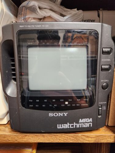 TV vintage Sony Mega Watchman FD-525 4,5" bianco e nero con sintonizzatore radio AM/FM - Foto 2 di 9