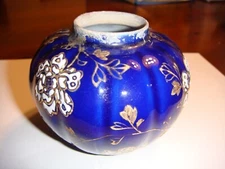 VINTAGE COBALT BLUE HAND PAINTED SMALL FLOWER VASE UNMARKED NIPPON WHITE FLOWERS