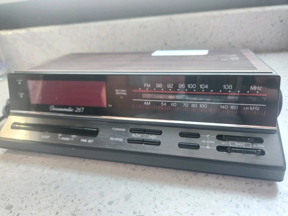 Realistic Alarm Clock Radio 12-1575, Chronomatic 267 AM/FM Vintage  Retro  - Image 3 of 4