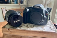 Canon EOS Rebel T5 18MP DSLR w/ EF-S 18-55mm f/3.5-5.6 Lens Kit Bag