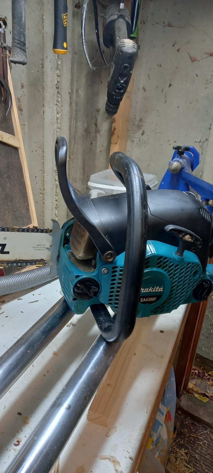 Makita chainsaw EA4300F 16" eBay