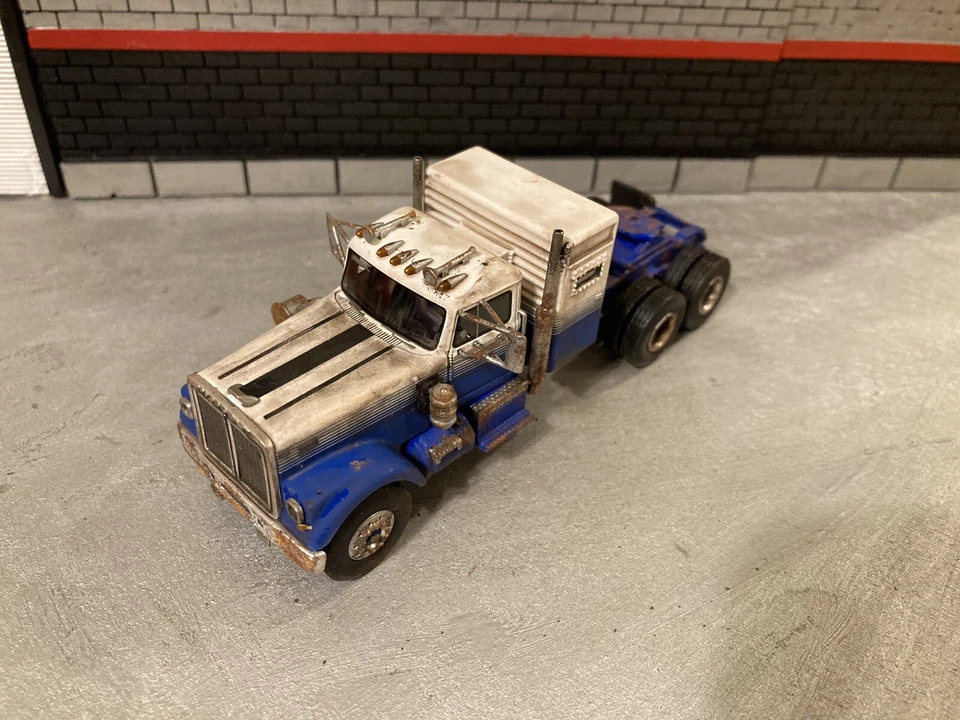 1977 White Road Boss NEO Scale Models Resin 1/64 Weathered Semi Truck Custom - Image 3 of 4
