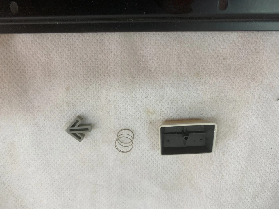 1x Commodore Plus/4  Replacement Keyboard key - Image 4 of 4