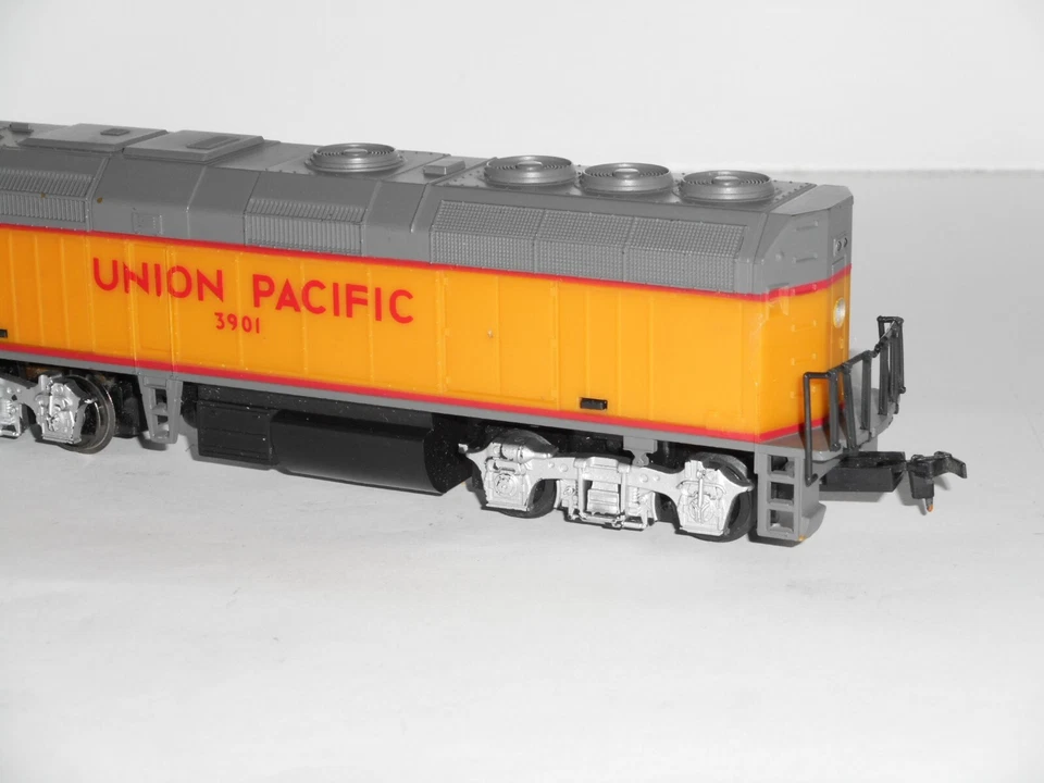 Lifelike Union Pacific Bo-Bo diesel #3901. V/good motor & cond. HO scale. DC. - Image 2 of 4
