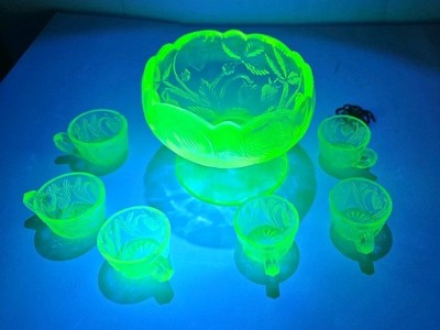 Vintage Vaseline Uranium Strawberry Mini Punch Bowl 6 cups Child Set Glows