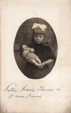 CPA PHOTOGRAPHIE POST CARD PORTRAIT FILLETTE ET SA POUPÉE