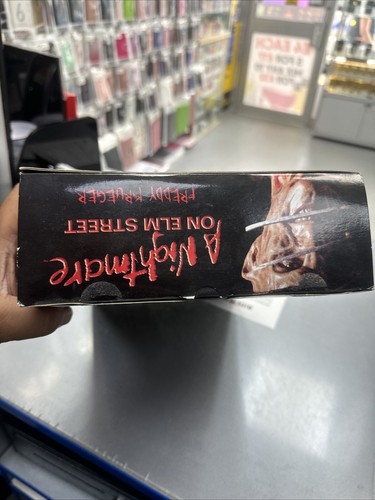 Figura de 12" Sideshow Collectibles Pesadilla en Elm Street Freddy Krueger en caja - Imagen 5 de 5