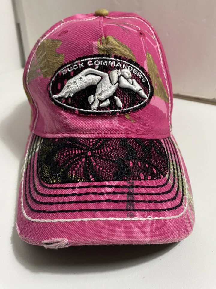Gorra Duck Commander Rosa Camuflada Mujer’s Negra Encaje Desgastada, Ajustable Foto 2 de 4