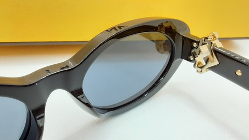 NEW FENDI AUTHENTIC SUNGLASSES FE40140U 01A DIAMOND BLACK WITH DARK GREY LENS - Picture 10 of 15