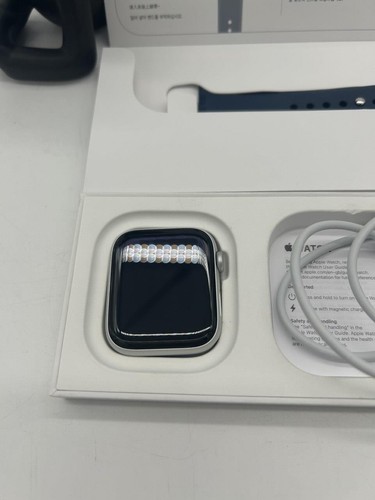 Apple Watch SE (2023) 44 mm Silver Case with Storm Blue Sport Band, S/M - 第 3/3 張圖片