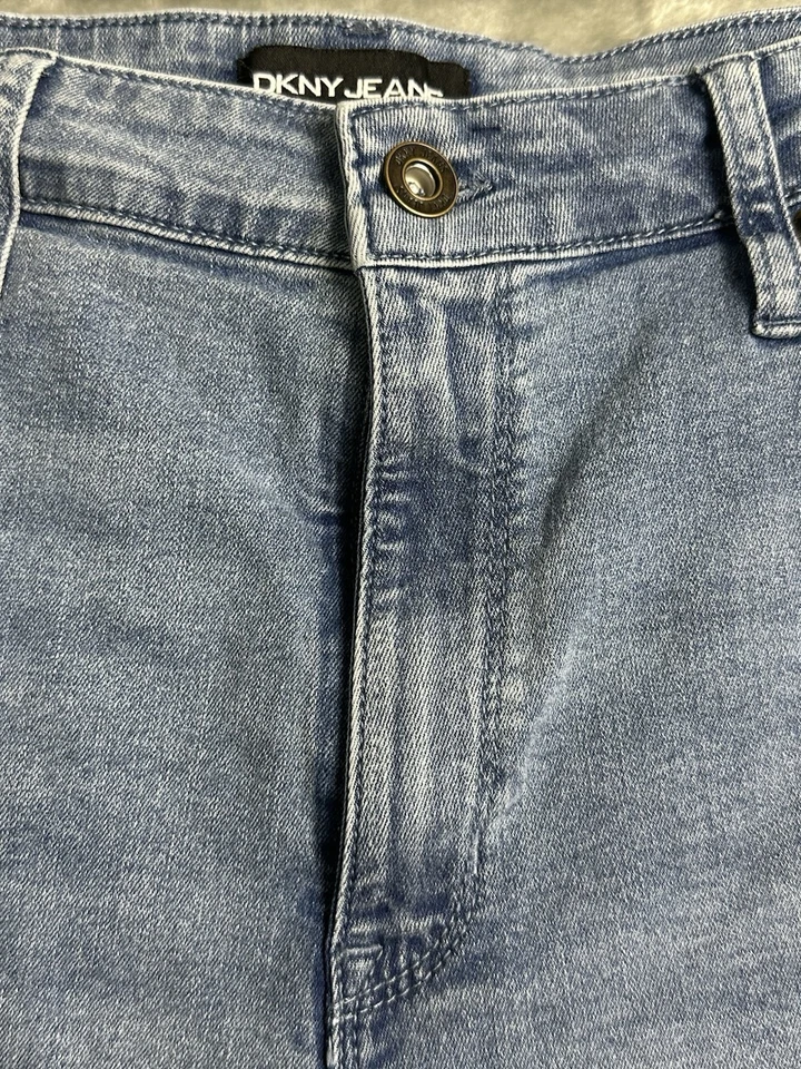 Bermudas DKNY Jeans para mujer denim con puños talla 14 lavado claro tiro medio Foto 2 de 4