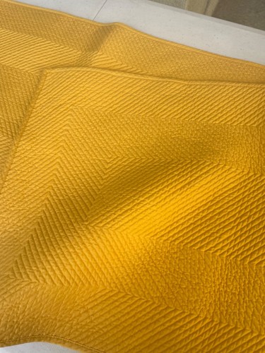 Corredor de mesa Williams Sonoma estampado amarillo 88" x 16" - Imagen 7 de 11