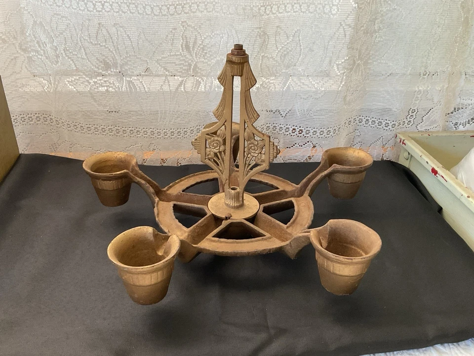 Lámpara de araña antigua Art Nouveau ornamentada de hierro de 5 brazos de 1920 Foto 2 de 4