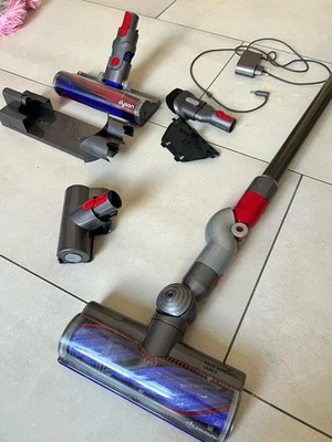 Dyson V8