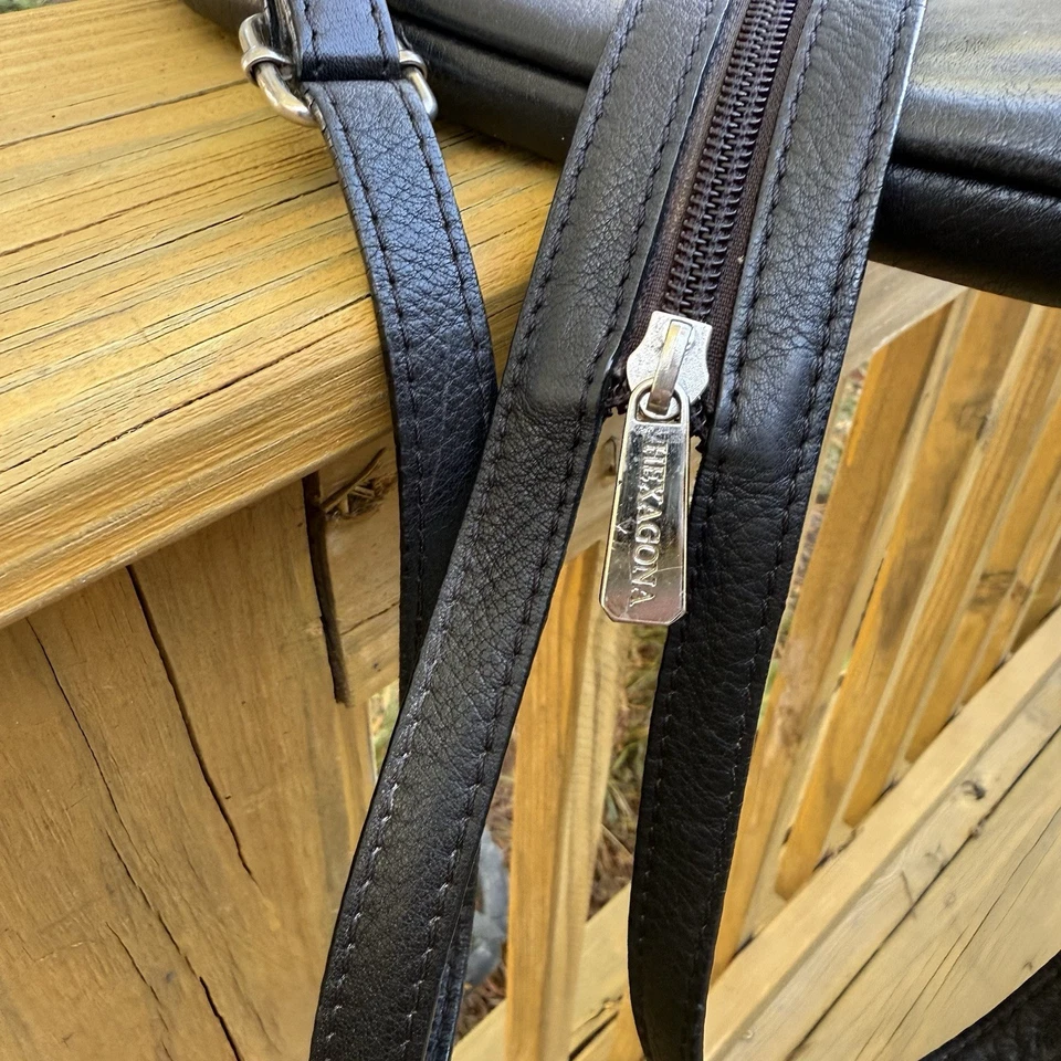 Mochila de viaje Hexagona Paris de cuero negra con hombro Foto 3 de 4