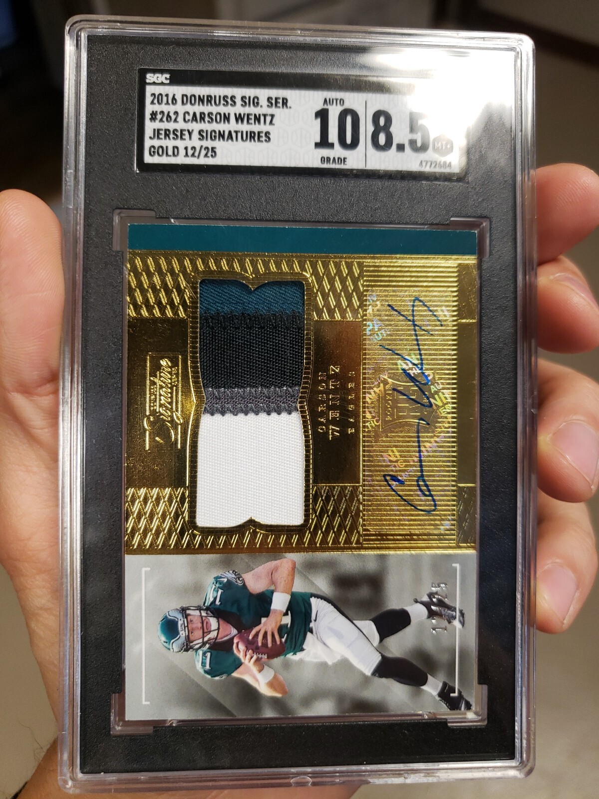 Carson Wentz Panini Donruss Signature Series #262 Jersey Signature-Gold