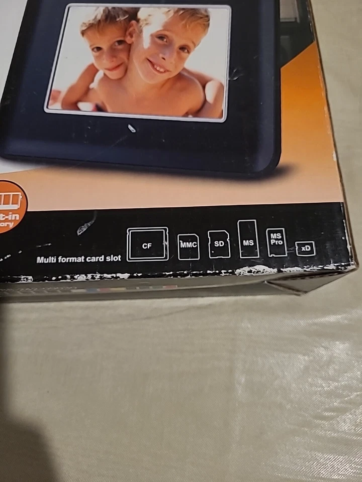 PF-A722BM Digital Photo Frame  7" frame  MP3 Music Holds 45 Pictures - Image 4 of 4