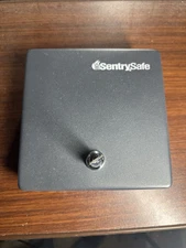 SENTRY SAFE MINI PORTABLE LOCK BOX SAFE OR HANGING LOCK BOX W/KEY
