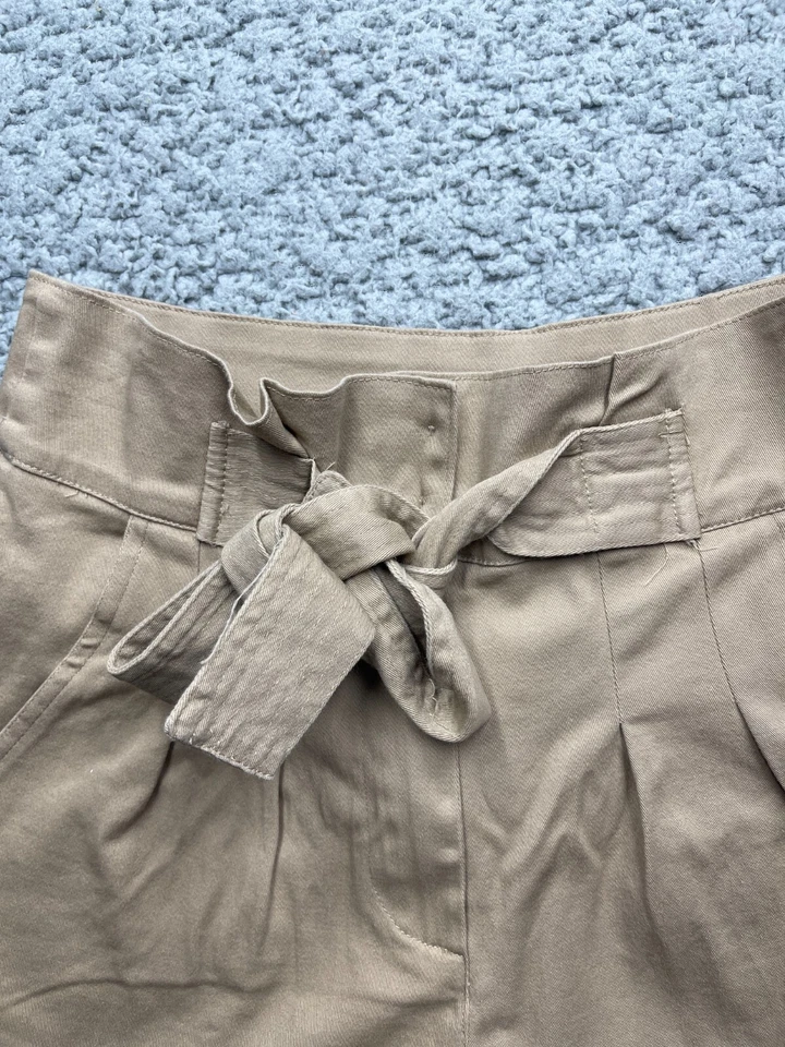 Pantalones Cortos Blu Pepper Para Mujer Pequeños Caqui Cinturón Corbata Cintura Alta Plisados Preppy Foto 2 de 4