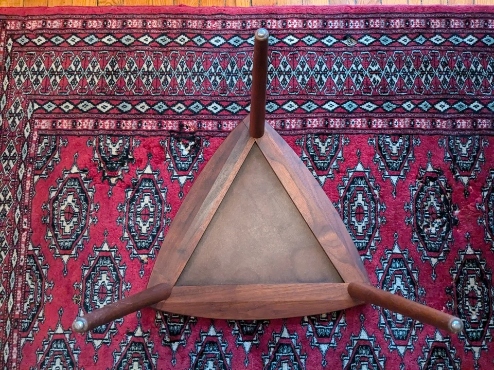 Mesa auxiliar triangular Mid Century moderna Arthur Umanoff de nogal con lámina negra Foto 3 de 4