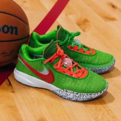 バスケットシューズ バッシュ   ナイキ Nike Lebron 20 GS CHRISTMAS GS Green/Red s-l400.jpg