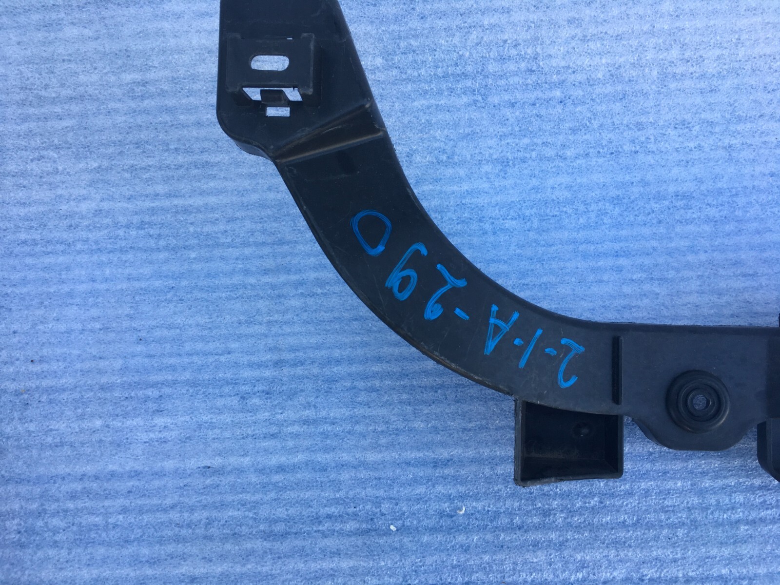 2013-2016 Maserati Quattroporte rear bumper center support bracket OEM