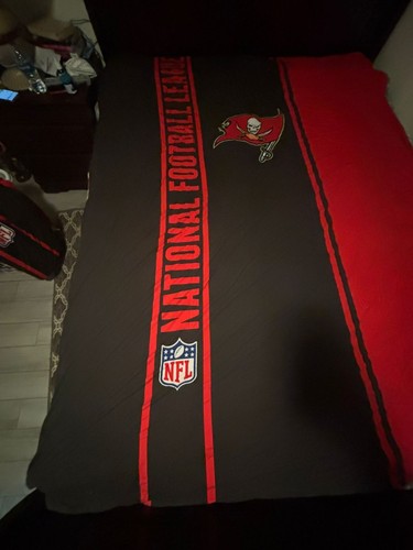 Tampa Bay Buccaneers Large Logo Throw Blanket 58x48 Soft NFL Used - Picture 2 of 3