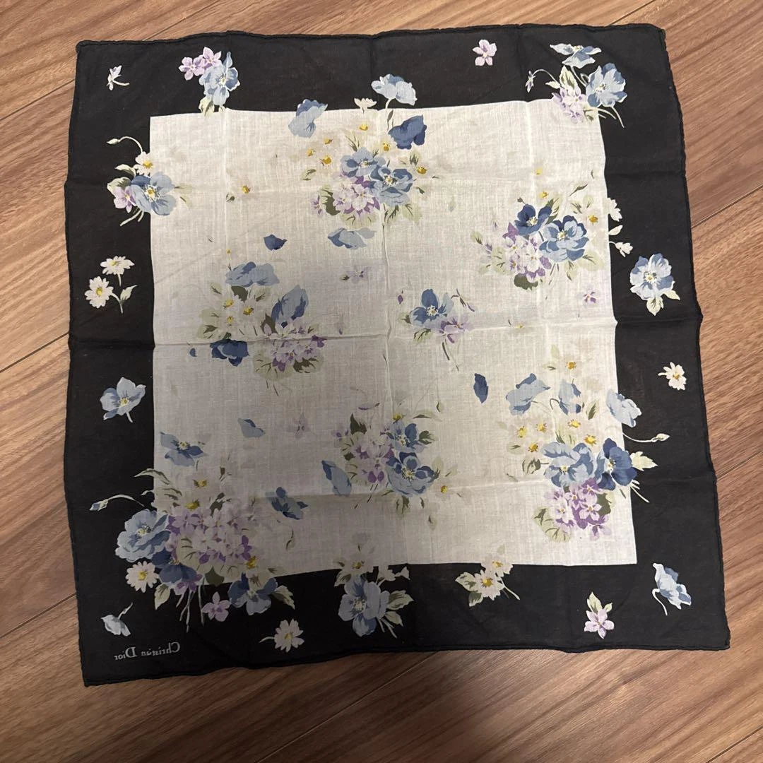 Authentique foulard Christian Dior motif fleurs en soie noir blanc bleu 02K