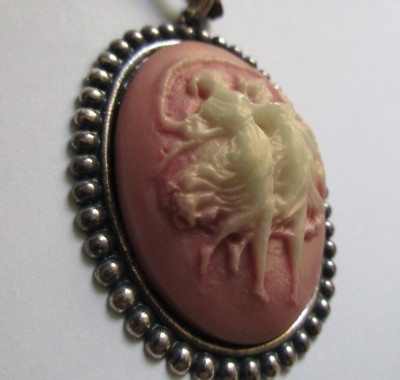 Collier Camée Rose Résine Neuf - Motif Danseuse Antique - Sans Marque
