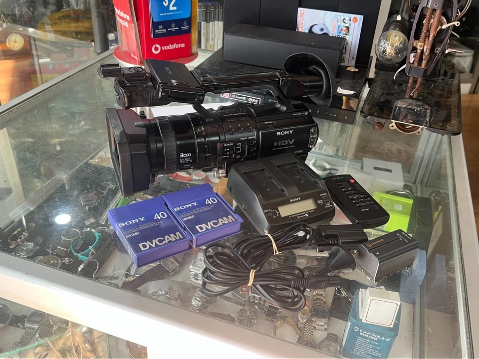 SONY HVR-Z1J DIGITAL HD CAMERA RECORDER / BUNDLE - Image 2 of 4