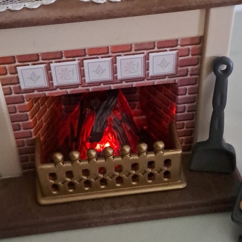 Sylvanian Families Vintage Luxus Wohnzimmer Set mit leuchtendem Kamin - Bild 3 von 23
