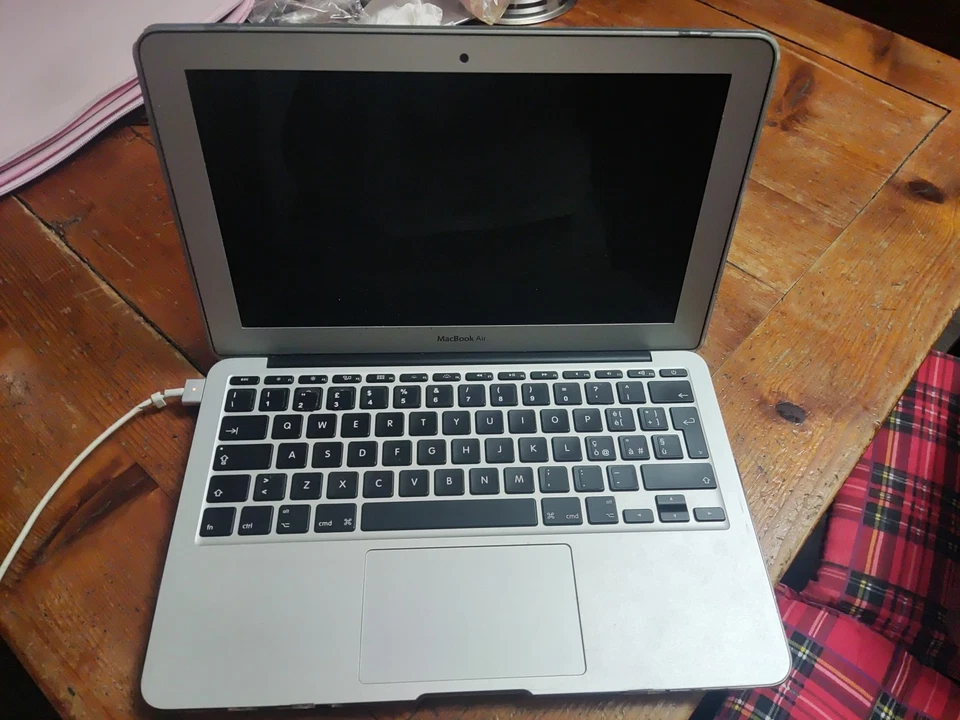 Apple MacBook Air 11" 2015 · i5 · 4GB · 128GB, foto 1 di 3