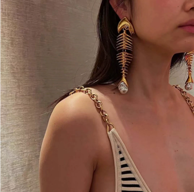 Schiaparelli刻印フィッシュボーン大ぶりピアス s-l400.png