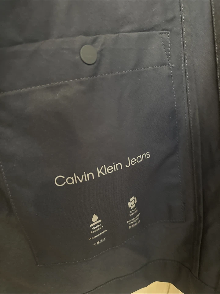 Chaqueta para hombre Calvin Klein pequeña resistente a la intemperie Tech Pocket azul marino Foto 4 de 4