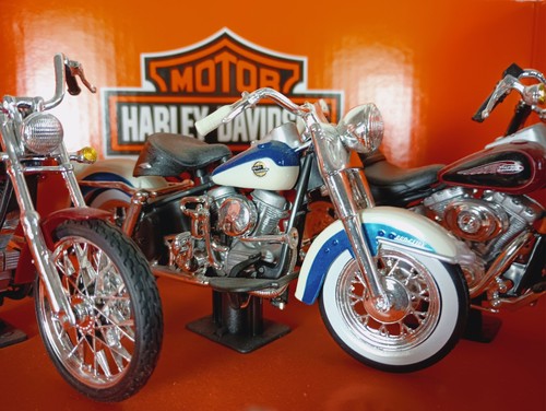 Maisto Harley-Davidson 95th Anniversary Ed 1:18 Scale 7-Piece Motorcycle Display - Picture 8 of 14