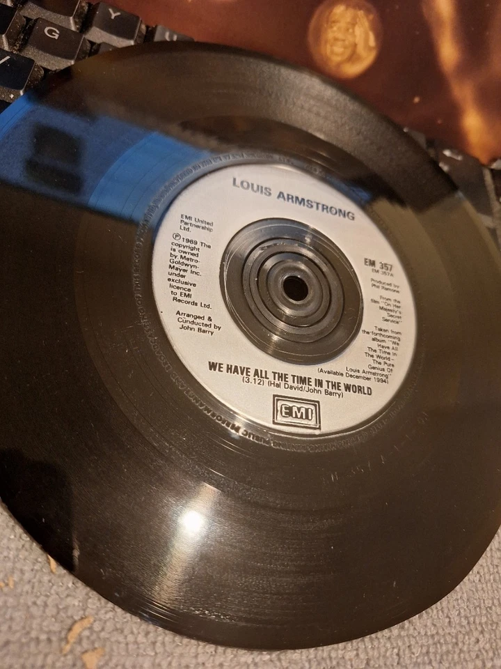 LOUIS ARMSTRONG WE HAVE ALL THE TIME IN THE WORLD BOND 007 EX- 7" VINYL  SINGLE - Image 2 of 3