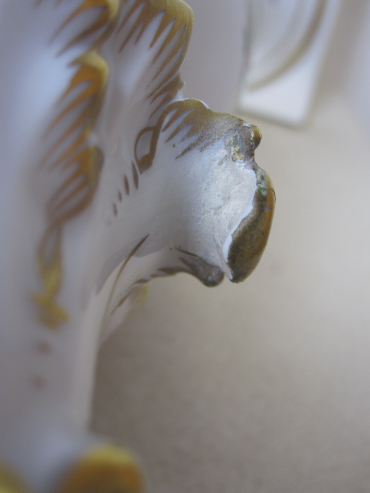 Schöne große KPM Berlin französiche Vase mit Greifenhenkel, mit