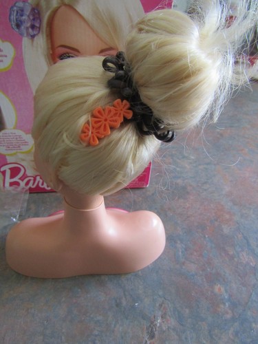 Mattel Barbie Styling Head With Some Hair Accessories 2010 (Original Box) - Picture 4 of 9