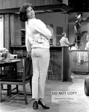 MARY TYLER MOORE ON THE SET OF "THE DICK VAN DYKE SHOW" - 8X10 PHOTO (ZY-785)